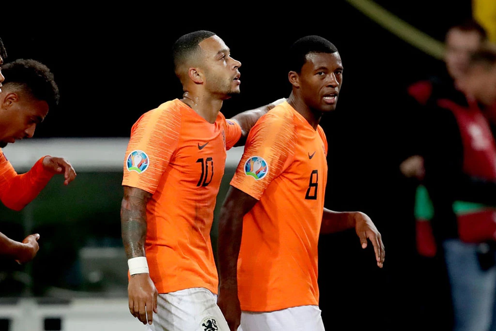 Depay và Wijnaldum (phải).