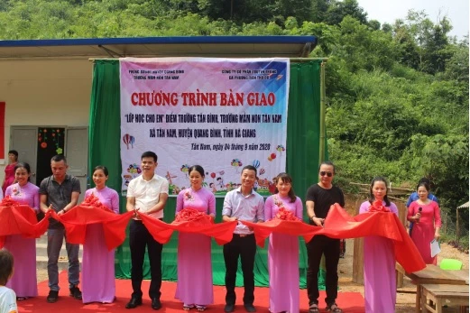 Lãnh đạo huyện Quang Bình, lãnh đạo Công ty CP truyền thông đa phương tiện Thủ Đô cùng lãnh đạo nhà trường cắt băng khánh thành.