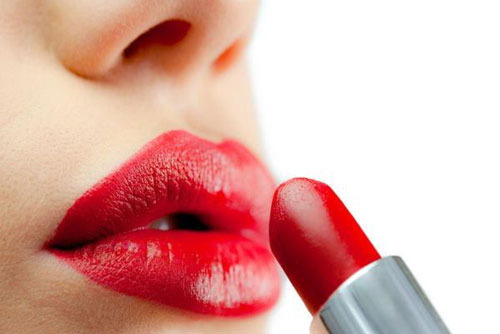 8 "bảo bối” bạn cần luôn mang bên mình để có đôi môi hoàn hảo