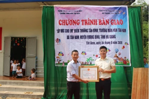 Ông Nguyễn Trung Ngọc, Phó Bí thư, Chủ tịch UBND trao giấy khen cho công ty CP truyền thông đa phương tiện Thủ Đô.