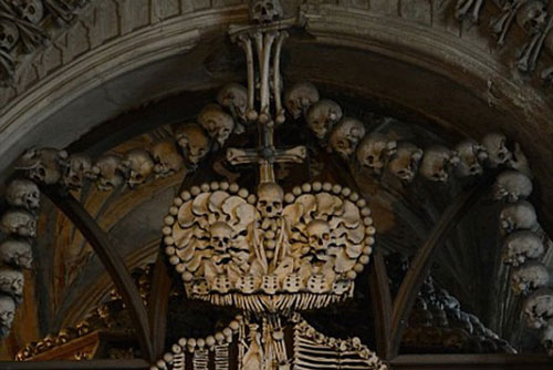 'Rùng mình' với nhà thờ trang trí bằng 70.000 đầu lâu người