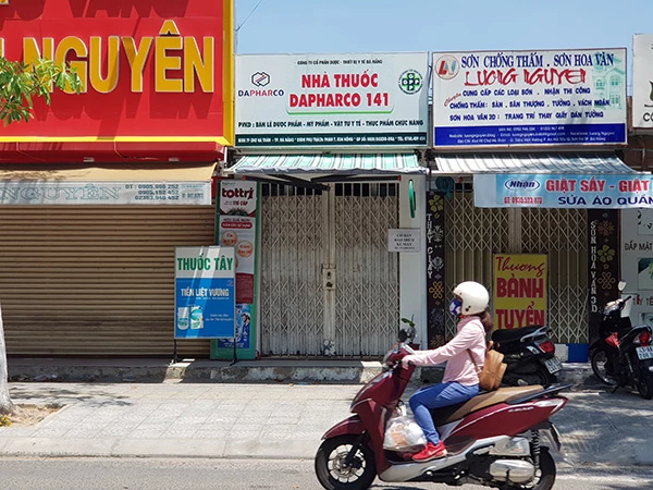 Nhà thuốc ở khu vực chợ Hà Thân trên đường Triệu Viêt Vương, nơi bệnh nhân số 1017 tự đến mua thuốc về uống khi đã có triệu chứng mắc Covid-19 nhưng nhà thuốc không báo cáo với cơ quan y tế 
