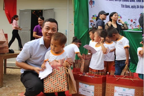 Ông Nguyễn Ngọc Hân, Tổng Giám đốc trao quà cho các em học sinh.