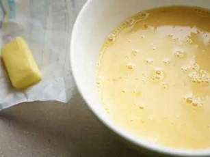 Thả thêm chút cốt chanh, bạn sẽ có món trứng rán lạ miệng vô cùng thơm ngon
