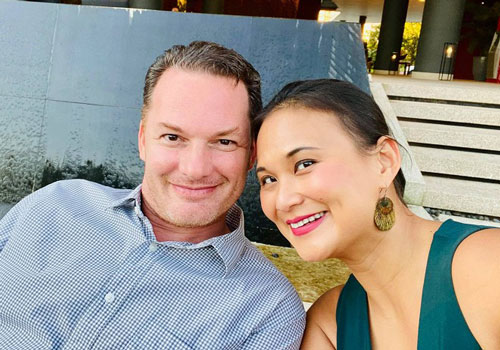 Khoảnh khắc bình yên của chồng cũ Hồng Nhung: 1 tay bế con, 1 tay nướng đồ ăn vẫn vui vẻ trò chuyện cùng vợ