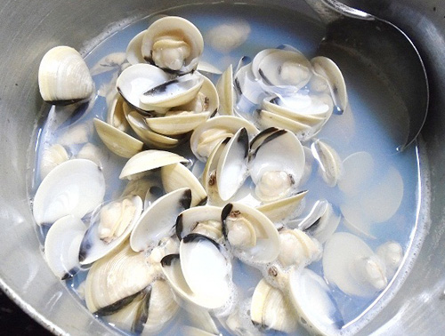 Làm sạch ngao bằng cách không ai ngờ: Rung lắc, quay tròn cho "chóng mặt" rồi nhả cát