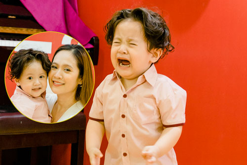 Con trai Thanh Thúy khóc nức nở ngày khai giảng