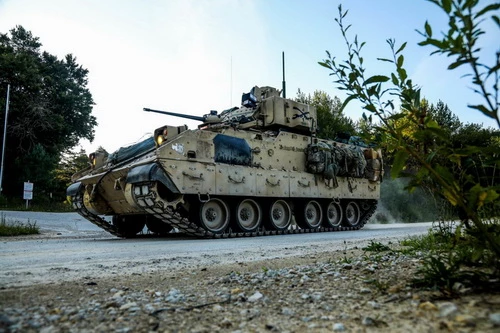 Xe chiến đấu bộ binh M2 Bradley của Mỹ sẽ có thêm sức mạnh mới. Ảnh: Janes Defense.