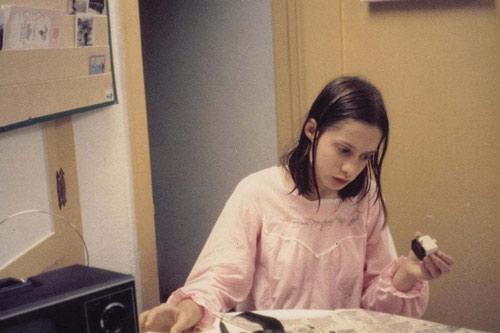 Cuộc đời bé gái 'người rừng', bị trói vào ghế suốt 13 năm