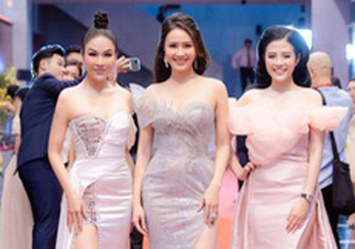 Ca sĩ Tuyết Nga đọ sắc bên cạnh Hồng Diễm