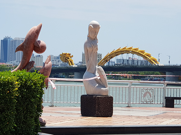 Đà Nẵng: Xót xa những bức tượng bị “giãn cách” bên bờ sông Hàn