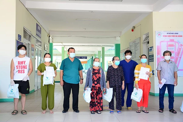 06 bệnh nhân Covid-19 được BV Phổi Đà Nẵng cho xuất viện sáng nay 6/9