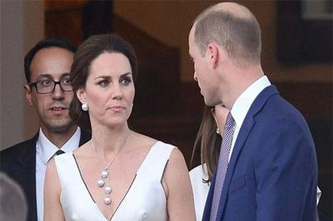 Ngày kinh hoàng của nhà Công nương Kate: Hết bị chỉ trích vì nuôi con sai cách đến việc phát hiện thi thể ngay trước cung điện đang sinh sống - Ảnh 2.