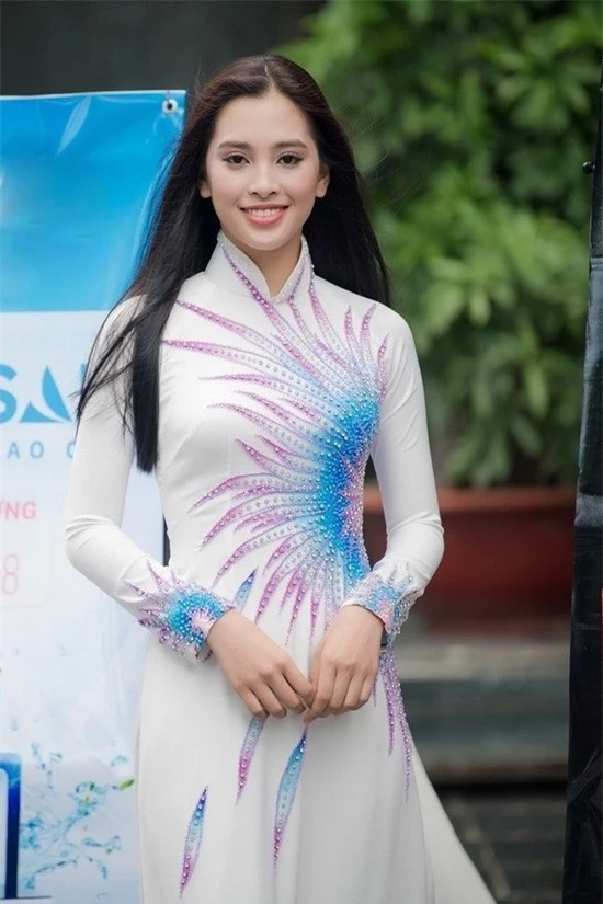 Hoa hậu Việt Nam 2018 Tiểu Vy trưởng thành thế nào sau 2 năm đăng quang? - ảnh 1