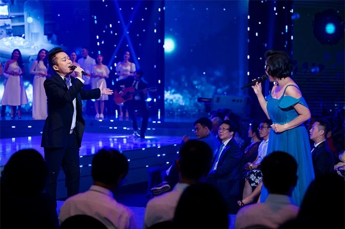 Ca sĩ Tùng Dương và ca sĩ Mỹ Linh hòa giọng trong một tiết mục góp vui cho chương trình.
