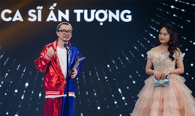 Ca sĩ Hà Lê nhận giải Ca sĩ ấn tượng với loạt sản phẩm làm mới nhạc Trịnh.