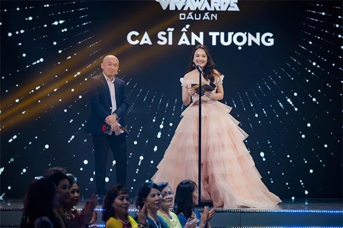 Diễn viên Bảo Thanh mặc váy công chúa, sánh bước bên nhạc sĩ Quốc Trung xướng tên hạng mục Ca sĩ ấn tượng.