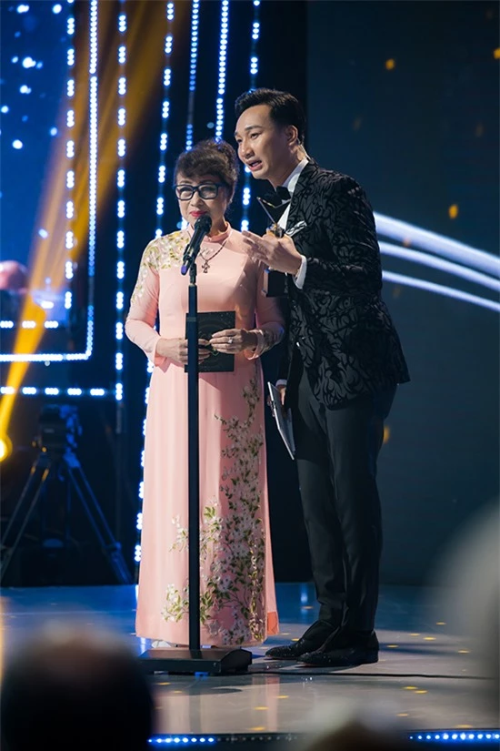 MC Thành Trung đồng hành với MC Kim Tuyến trao giải Dẫn chương trình ấn tượng. Năm nay, anh cũng nằm trong danh sách đề cử nhưng xin rút vì từng hai lần đoạt giải.