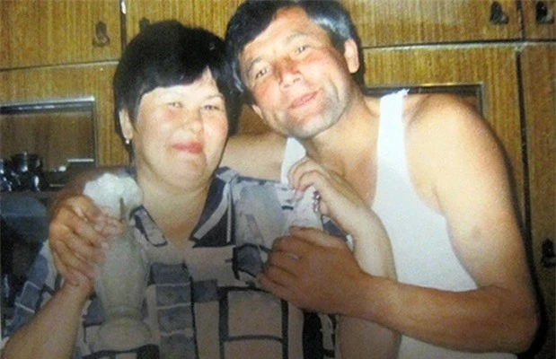 Bà Fagilyu chụp ảnh cùng chồng khi còn sống