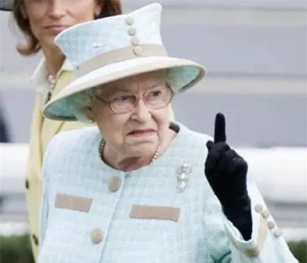Nữ hoàng Anh rất ghét mẹ của Công nương Kate, tại sao? 5