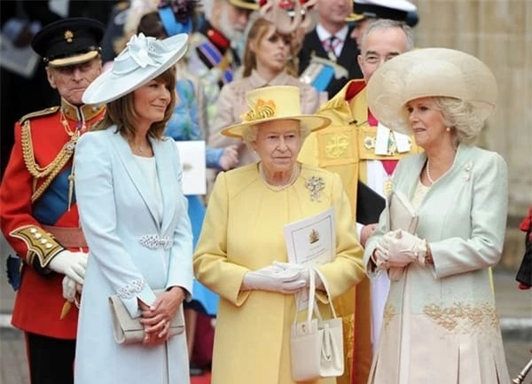 Nữ hoàng Anh rất ghét mẹ của Công nương Kate, tại sao? 3