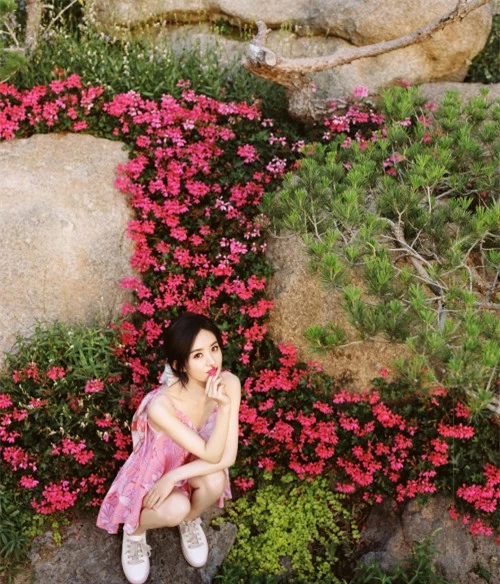 Trước đó, Lệ Dĩnh khoe sắc trong bộ ảnh đầu tháng 8 . Gái một con đẹp ngọt ngào với trang phục gam hồng tươi mát.