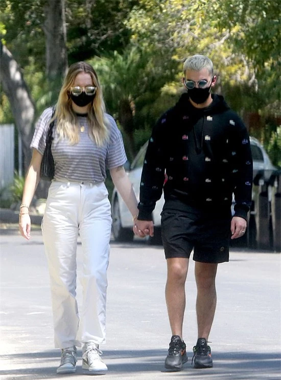 Sophie Turner và ông xã Joe Jonas nắm tay đi mua sắm ở Los Angeles hôm 4/9.