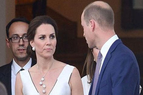 Chỉ trong 1 ngày, Công nương Kate bị chỉ trích nuôi con sai cách và trước cung điện đang sinh sống phát hiện thi thể người chết