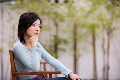 Trước khi mẹ chồng về, tôi đã lén lục túi xem chồng cho bà bao nhiêu tiền, để rồi khi thấy thứ trong đó, tôi choáng váng vì không ngờ tới