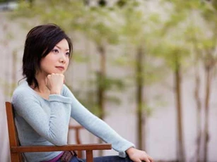 Trước khi mẹ chồng về, tôi đã lén lục túi xem chồng cho bà bao nhiêu tiền, để rồi khi thấy thứ trong đó, tôi choáng váng vì không ngờ tới