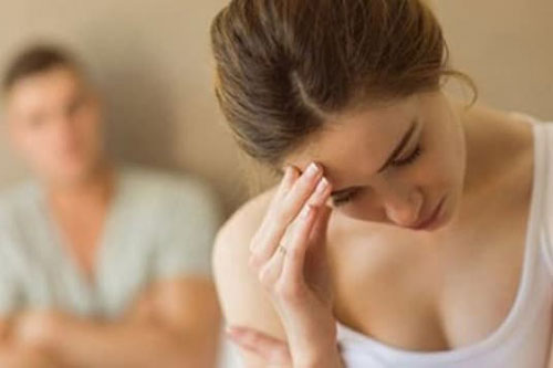 Trở về nhà sau khi nhập viện cấp cứu, chồng bất ngờ đưa cho tôi lá đơn ly hôn kèm cuốn sổ tiết kiệm một tỷ đồng