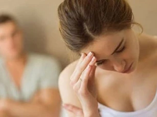 Trở về nhà sau khi nhập viện cấp cứu, chồng bất ngờ đưa cho tôi lá đơn ly hôn kèm cuốn sổ tiết kiệm một tỷ đồng