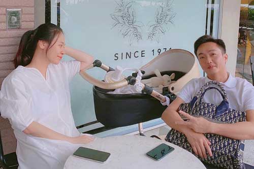 Cường Đôla đưa vợ con đi cafe