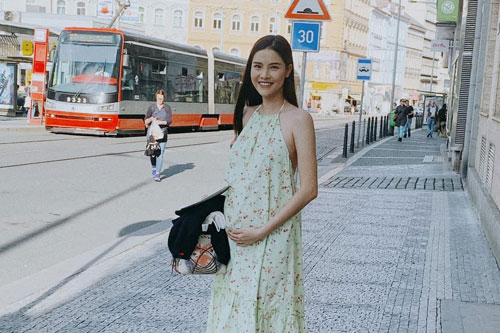 "Mẹ bầu" Kỳ Hân khoe nhan sắc xinh đẹp tại trời Âu, Mạc Hồng Quân hào hứng chia sẻ hình ảnh đầu tiên của em bé