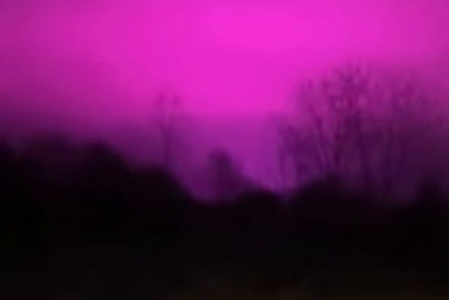 Bí ẩn bầu trời đêm chuyển màu hồng tím