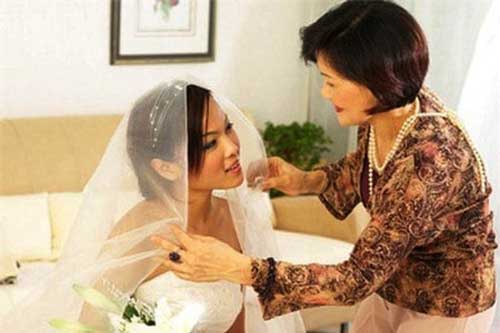 Chưa về làm dâu đã bị bắt đi chăm bà nội chồng 3 tháng ở viện, đến ngày cưới em ngây như phỗng với chiếc chìa khóa căn nhà 2 tầng bà trao