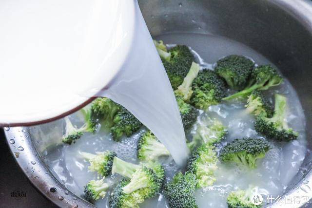 Bỏ 1 trong 3 thứ này vào nước rửa, súp lơ sẽ sạch xanh, không còn lo hóa chất