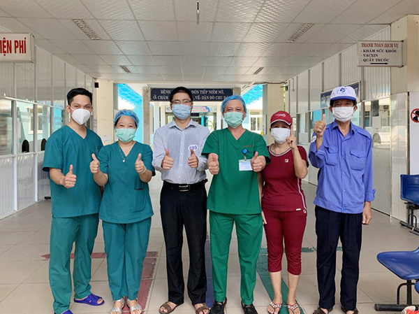 Đà Nẵng: Nhân viên BQL chợ Lầu Đèn xuất viện, BN 46 tuổi tiên lượng “tử vong gần” khỏi bệnh Covid-19