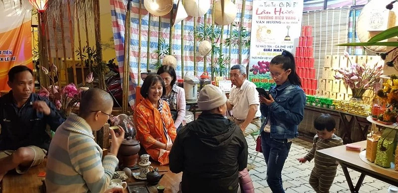 Du khách thưởng thức trà của Danh trà Làn Hương Văn Hương tại một cuộc triển lãm, giới thiệu sản phẩm.