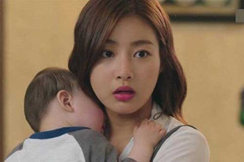 Con ốm chồng vẫn ngồi chơi game, vợ bê thau nước hắt thẳng mặt rồi tuyên bố câu lạnh người