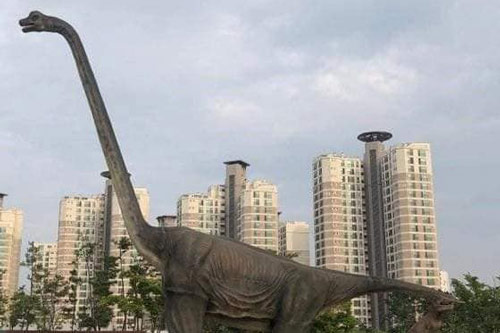 Cứ tưởng chú khủng long đứng quá lâu mỏi cổ phải gục xuống nghỉ nhưng lý do thực sự phía sau khiến ai cũng bất ngờ