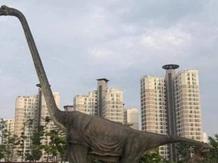 Cứ tưởng chú khủng long đứng quá lâu mỏi cổ phải gục xuống nghỉ nhưng lý do thực sự phía sau khiến ai cũng bất ngờ