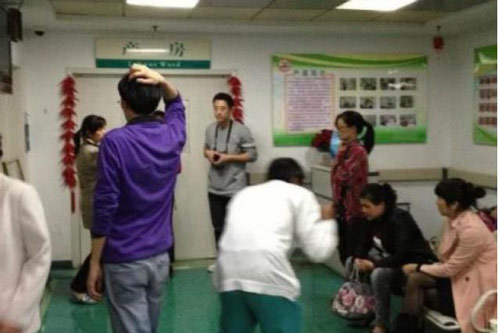 Mẹ chồng 'dúi' vào tay bác sĩ mảnh giấy khi con dâu sinh, đọc nội dung ai cũng cay mắt