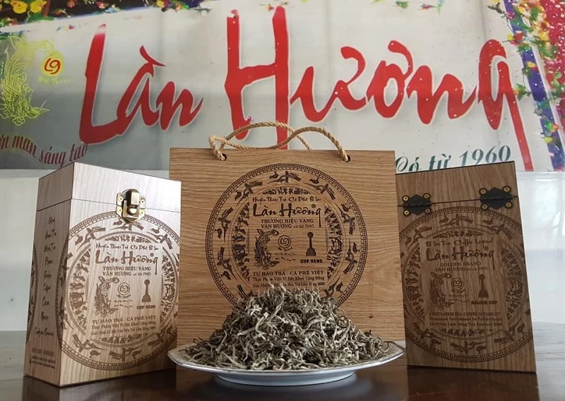 Bên cạnh chất lượng trà tuyệt hảo, bao bì, mẫu mã sản phẩm của Danh trà Làn Hương Văn Hương cũng rất sang trọng, bắt mắt.
