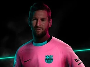 Barca bị nghi 'bóp miệng' Messi khi trình làng mẫu áo đấu siêu nữ tính