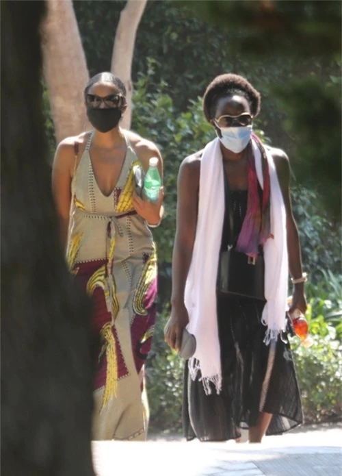 Nữ diễn viên Lupita Nyongo (phải) - người đóng vai Nakia trong phim Black Panther - đến chia buồn cùng gia đình và tri ân đồng nghiệp bạc mệnh.