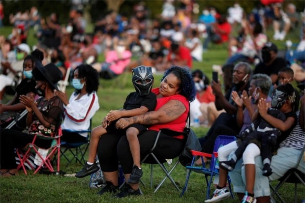 Vào ngày 3/9, một buổi tưởng niệm khác diễn ra tại quê nhà của Chadwick Boseman ở Anderson, South Carolina. Các fan quây quần để tưởng nhớ tài tử đã mang lại niềm tự hào cho quê hương mình, cho cộng đồng những người da màu của nước Mỹ. Các cháu bé mặc trang phục Báo Đen của Chadwick trong phim Black Panther.