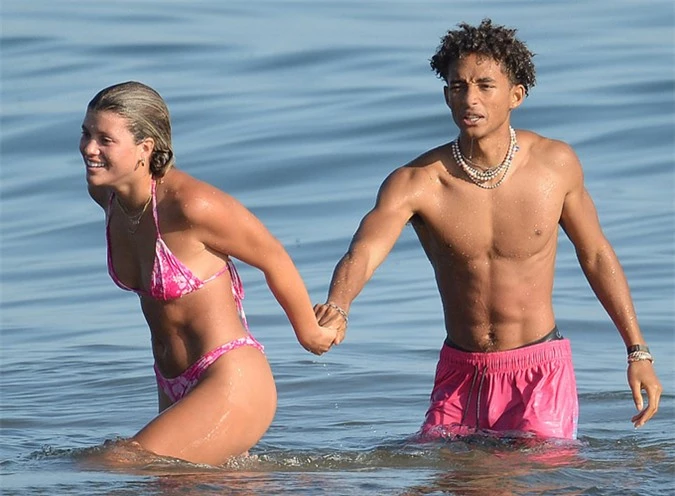 Jaden Smith và Sofia Richie đi tắm biển cùng bạn bè ở Malibu, California hôm 5/9. Cặp sao 22 tuổi quấn quýt bên nhau không rời trên bãi tắm.