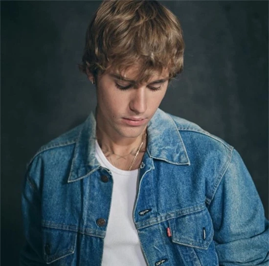 Justin Bieber nhìn lại một thời sốc nổi.