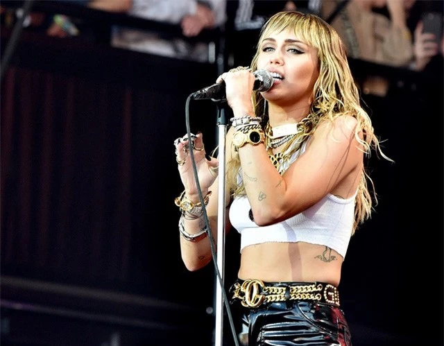 Miley Cyrus khẳng định hát tốt hơn sau thảm họa cháy nhà - Ảnh 1.